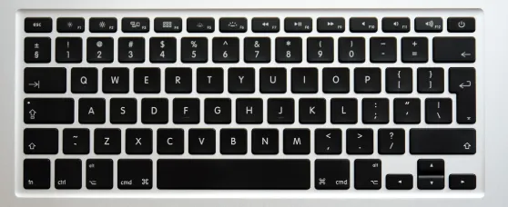 Klawiatura MacBooka Air z 2012 roku w układzie ISO: krótki lewy Shift, dodatkowy klawisz z tyldą obok niego i pionowy Enter