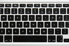 Klawiatura MacBooka Air z 2012 roku w układzie ISO: krótki lewy Shift, dodatkowy klawisz z tyldą obok niego i pionowy Enter