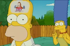 Homer Simpson z pustym spojrzeniem, w jego głowie małpka uderzająca w talerze, w tle zaniepokojona Marge