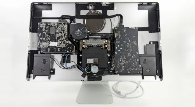Wnętrze monitora Apple Thunderbolt Display po zdjęciu panelu: zasilacz po lewej, wentylator, płyta główna po prawej i głośniki na dole