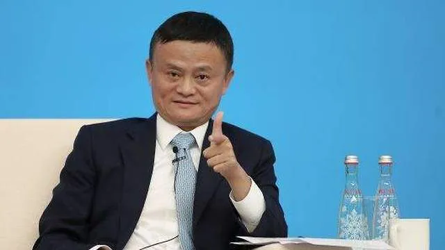 Jack Ma, założyciel Alibaby, w garniturze i krawacie, wskazuje palcem w stronę rozmówcy podczas panelu dyskusyjnego