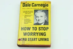 Stare wydanie książki Dale’a Carnegiego „How to Stop Worrying and Start Living” w żółtej obwolucie ze zdjęciem autora